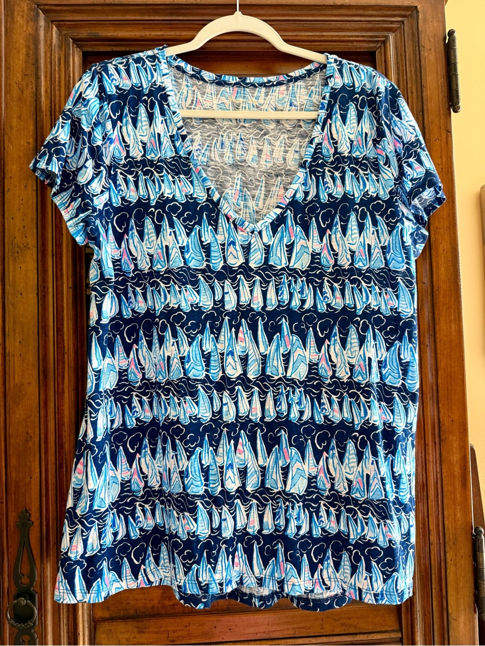 SALE🏝️Lilly Pulitzer Navy Sailboat V-Neck Tee with Pink Accents